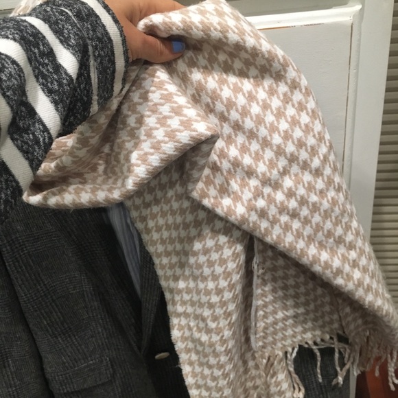 ❌SOLD❌ Beige and light brown herringbone scarf - Picture 3 of 3